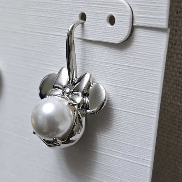 Disney/Kendra Scott Silver Minnie Mouse Pearl Drop Earrings - Picture 2 of 5